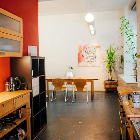 200 Qm Loft Am Fluss Fuer Freunde Und Familien ! דירה