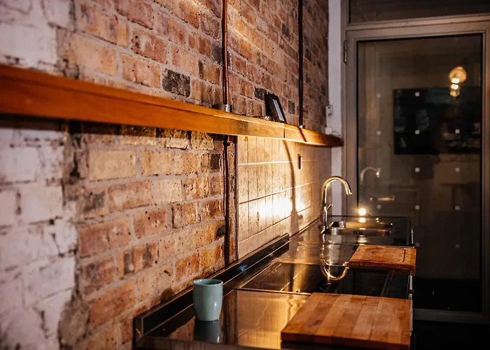 200 Qm Loft Am Fluss Fuer Freunde Und Familien ! דירה *