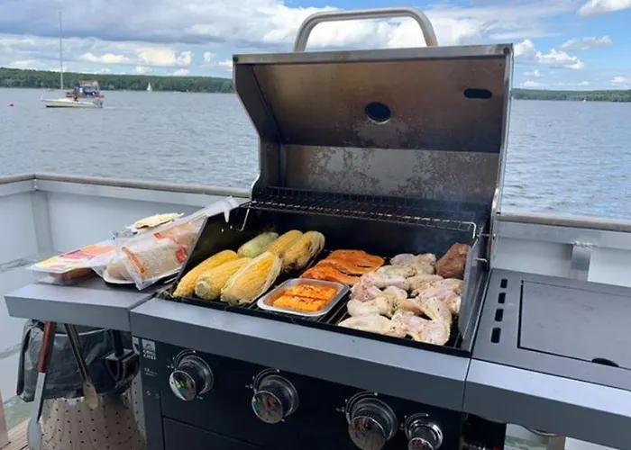 200 Qm Loft Am Fluss Fuer Freunde Und Familien ! דירה