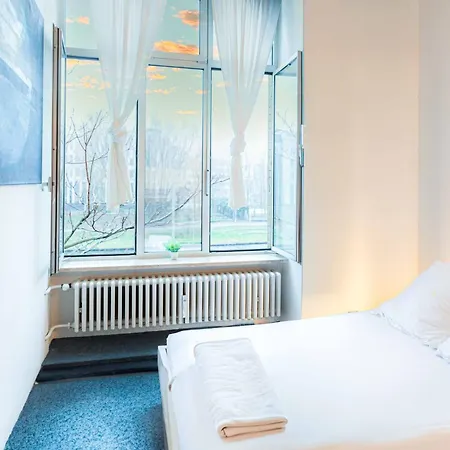 200 Qm Loft Am Fluss Fuer Freunde Und Familien ! דירה