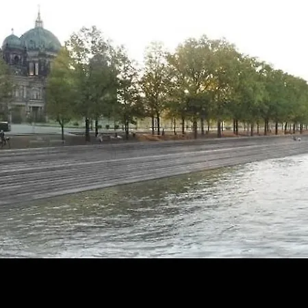 Apartmán 200 Qm Loft Am Fluss Fuer Freunde Und Familien ! Berlín