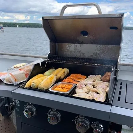 200 Qm Loft Am Fluss Fuer Freunde Und Familien ! דירה